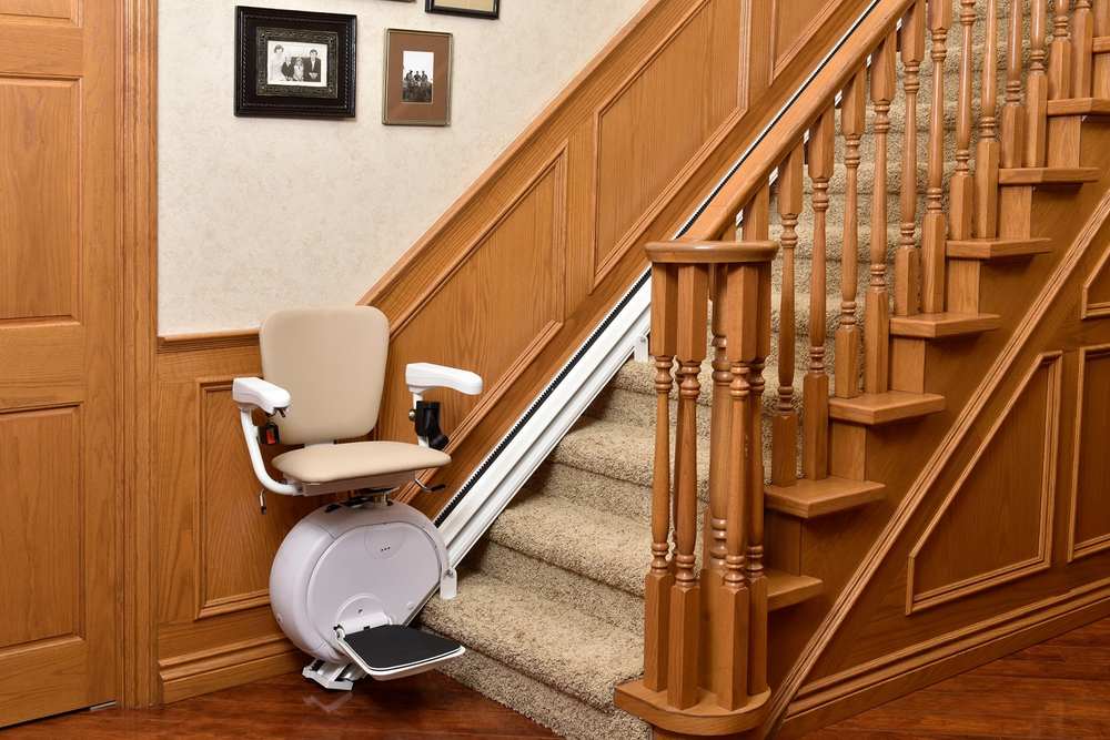Monte-escalier droit installé dans un escalier intérieur en bois