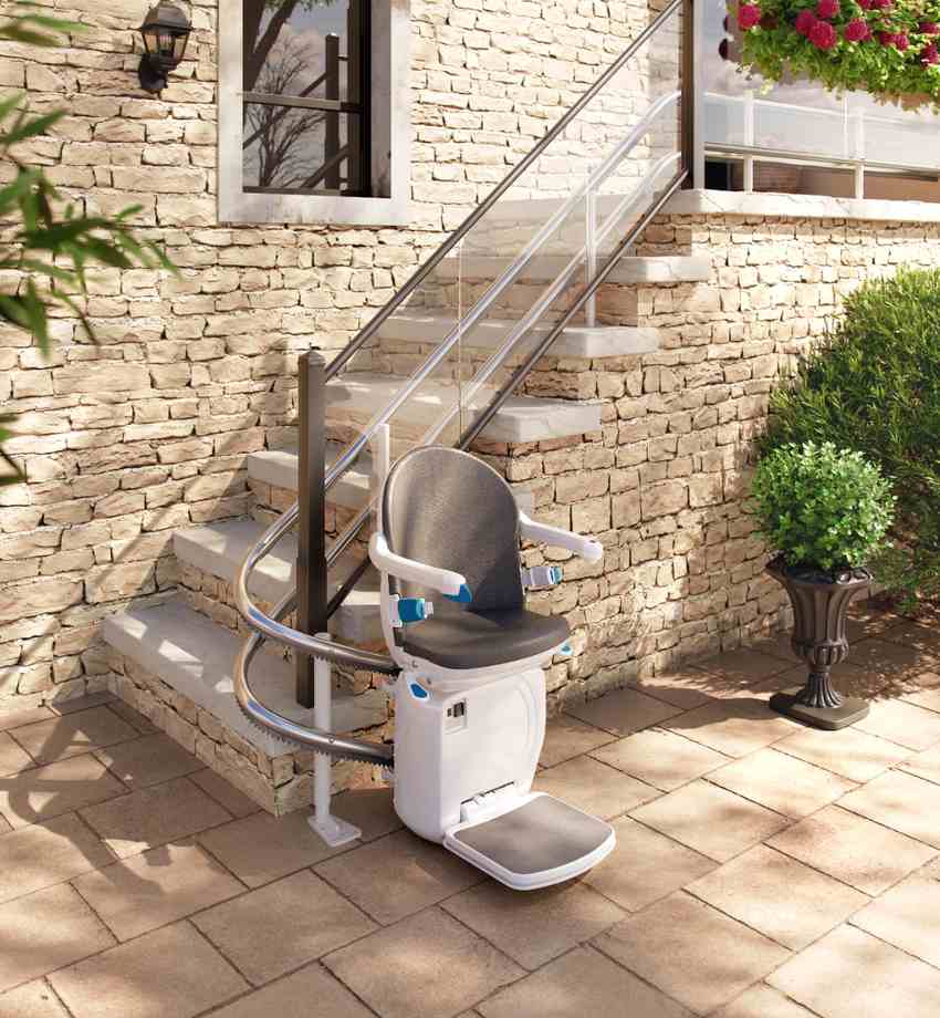 Monte-escalier extérieur installé sur un escalier en pierre pour accéder à la maison