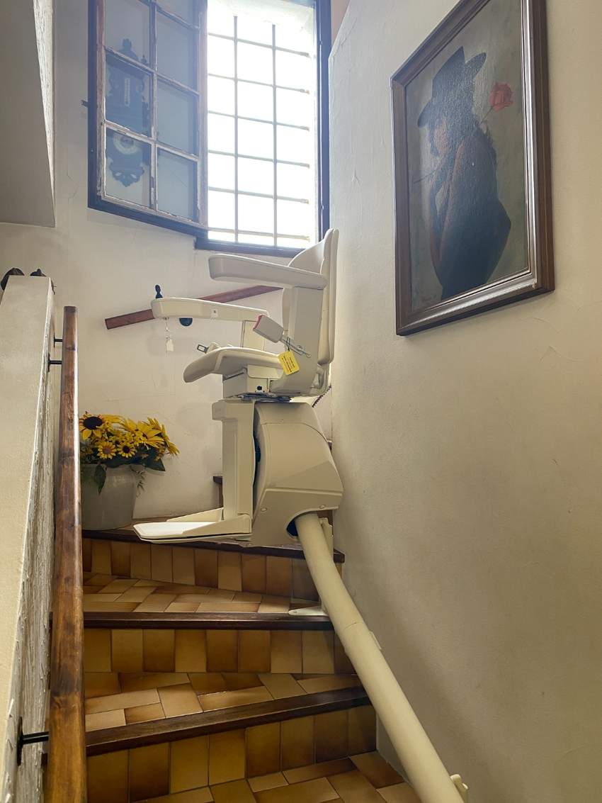 Monte-escalier tournant installé dans un escalier étroit en Île-de-France
