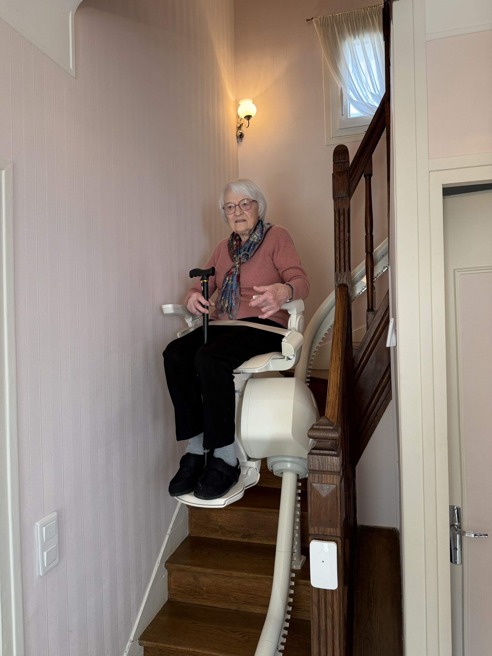 Françoise et son monte-escalier intérieur dans un escalier étroit