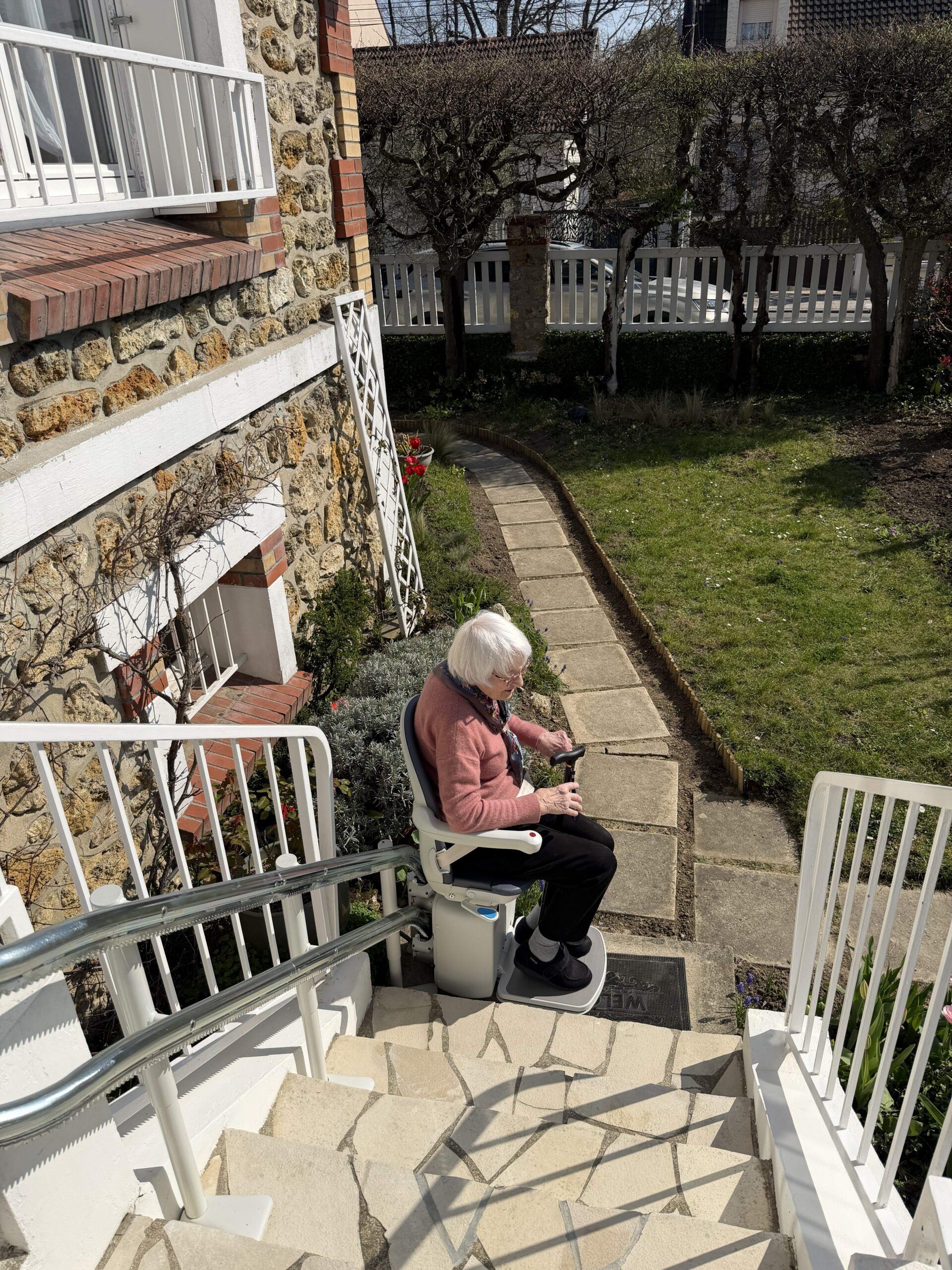 Françoise et son monte-escalier extérieur sur la terrasse