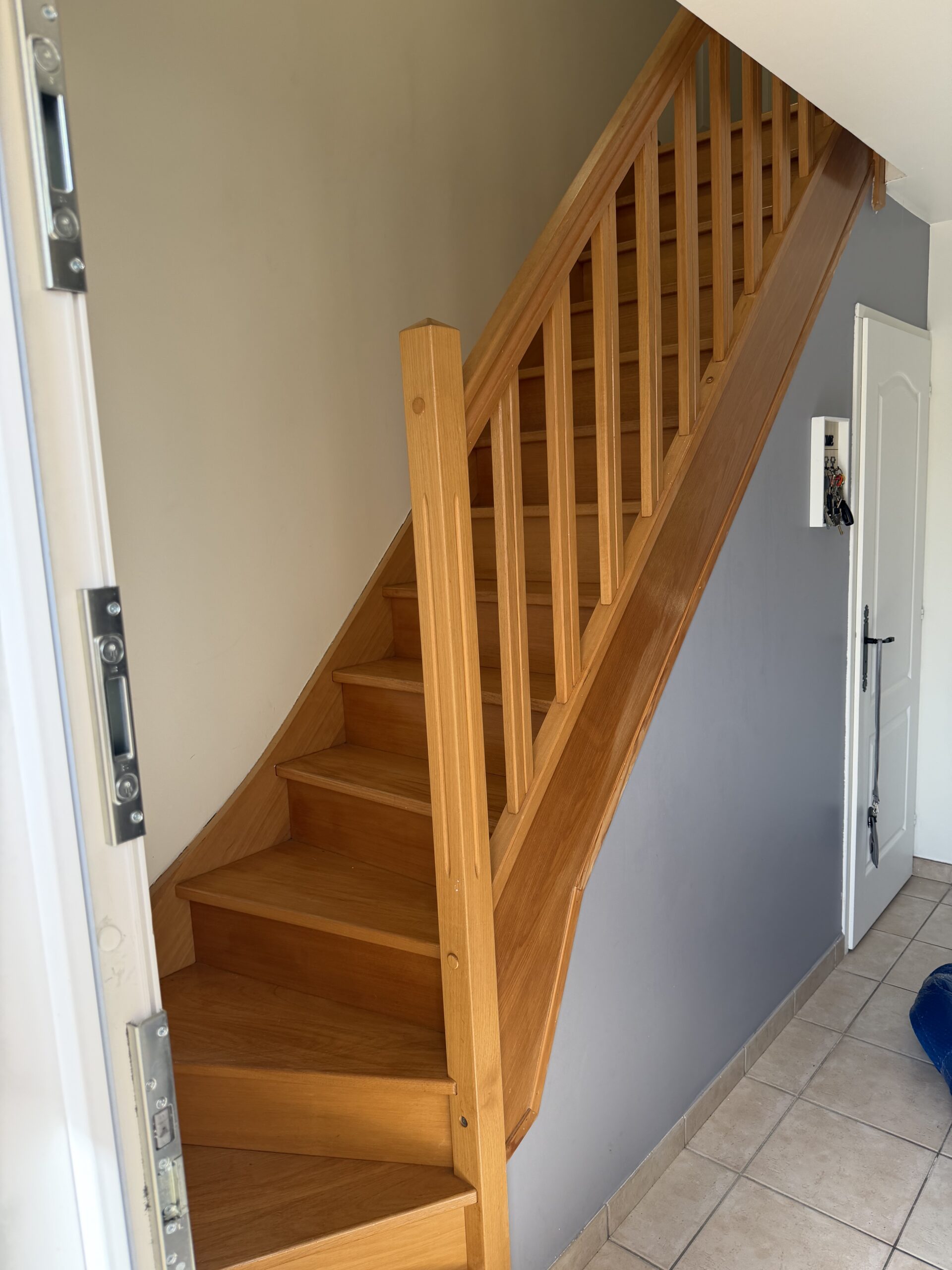 Monte-escalier installé dans l'escalier d'une maison en Essonne, siège replié