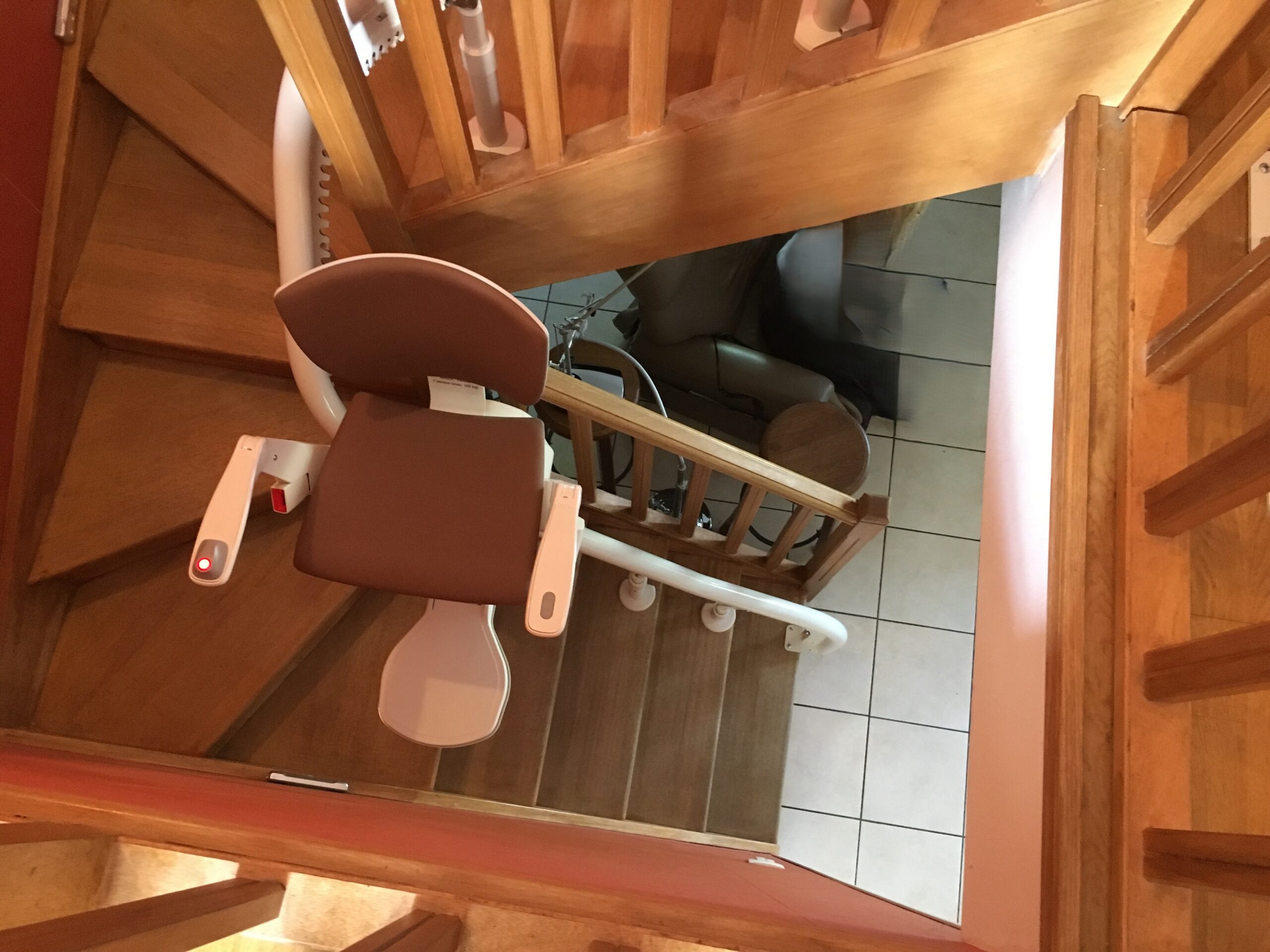 Monte-escalier monorail courbe installé sur un escalier tournant
