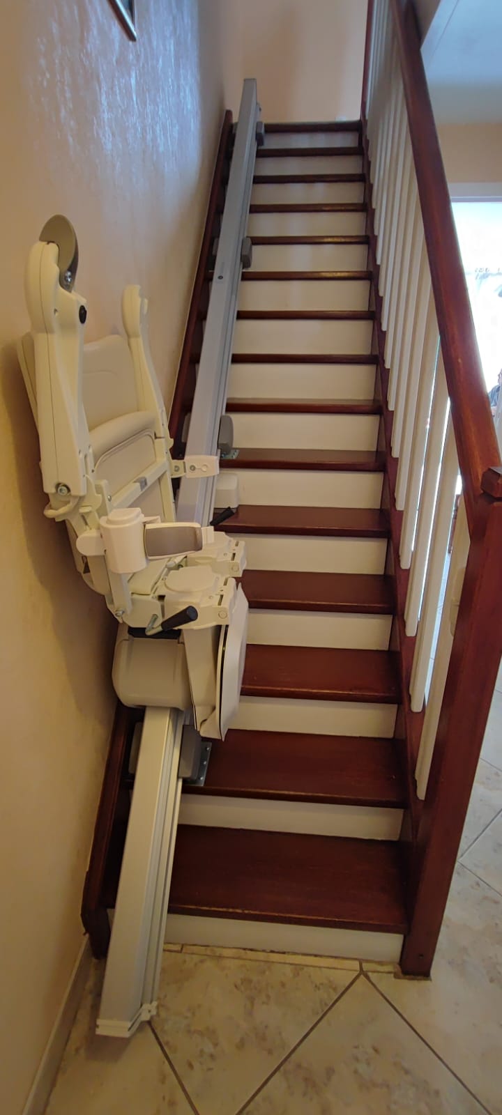 Rail droit de monte-escalier, profilé standard sur un escalier sans virage