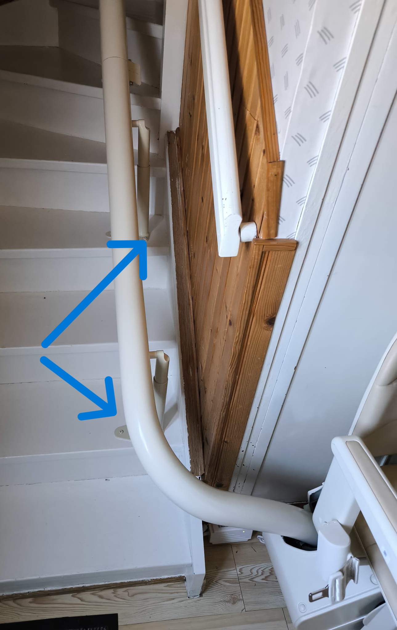 Monte-escalier sans travaux : pied de fixation vissé dans la marche d'un escalier