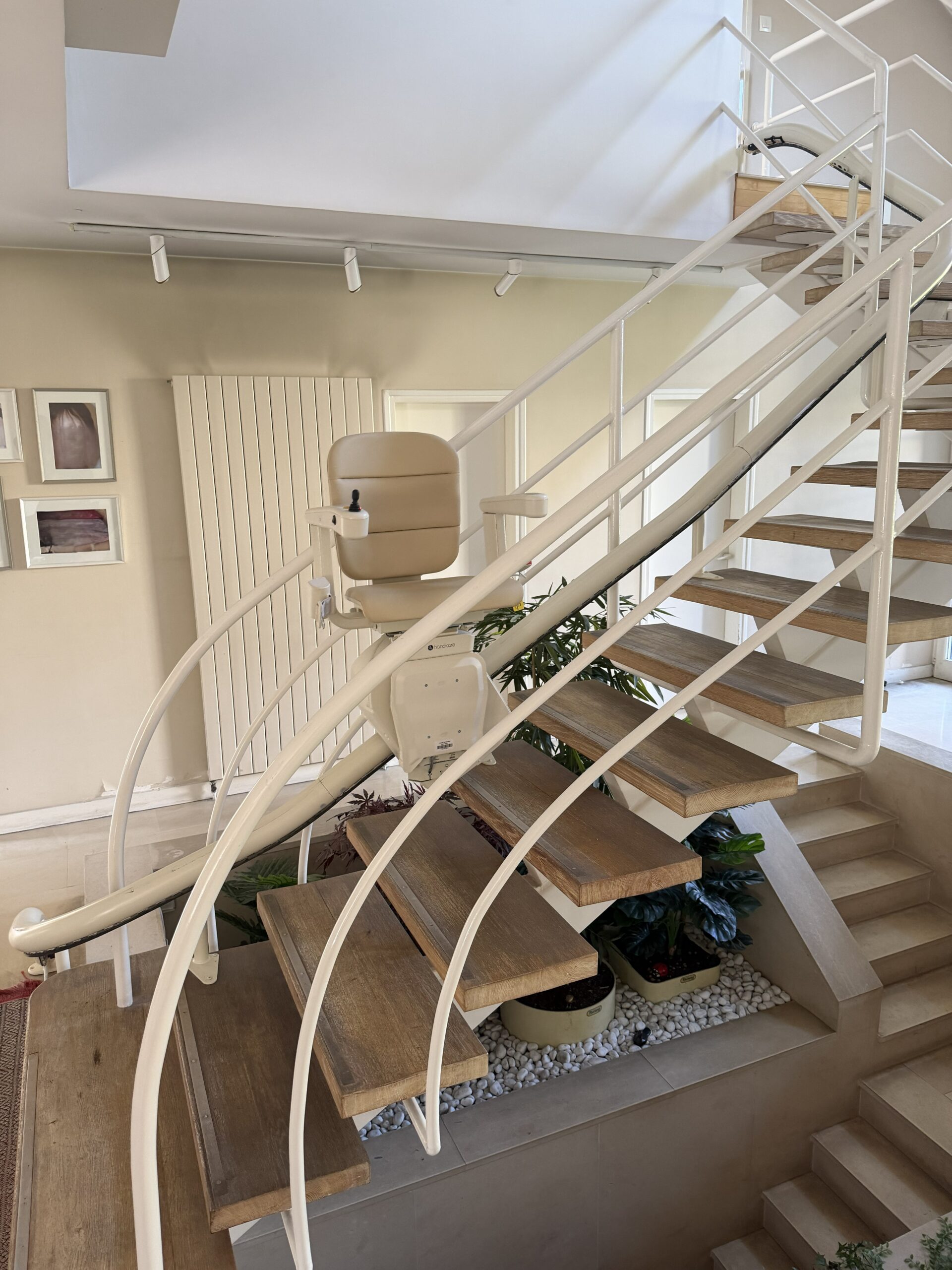 Monte-escalier intégré dans l'escalier d'une maison d'architecte en Île-de-France