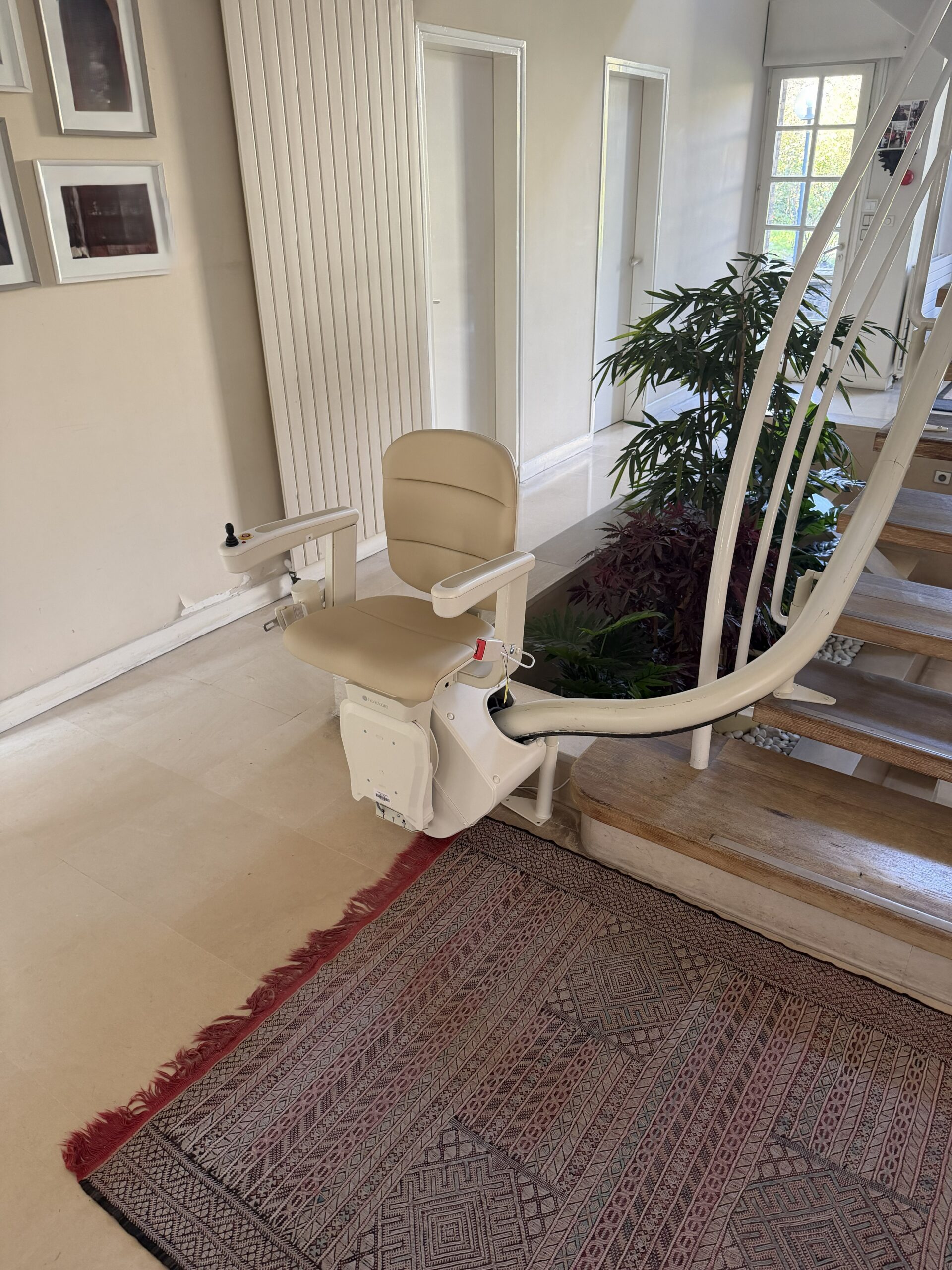 Monte-escalier monorail courbe installé sur un escalier tournant