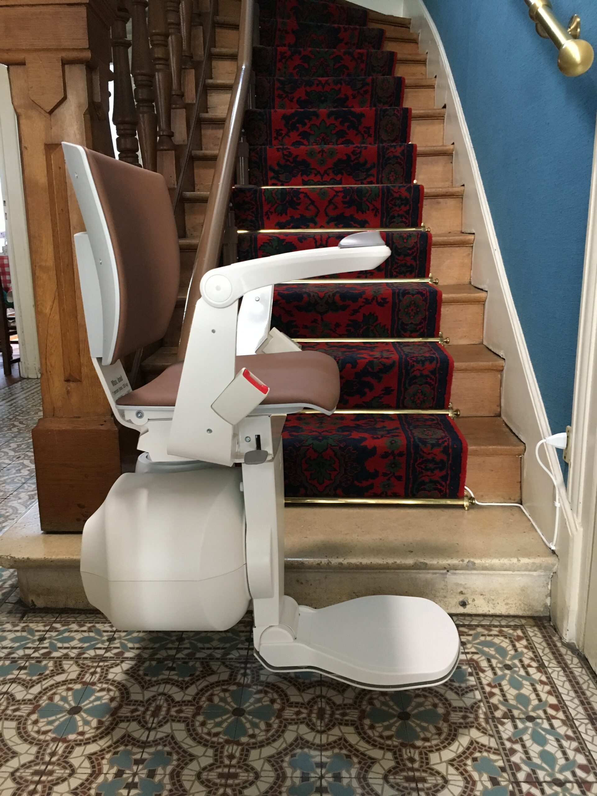 Monte-escalier monorail courbe installé sur un escalier tournant