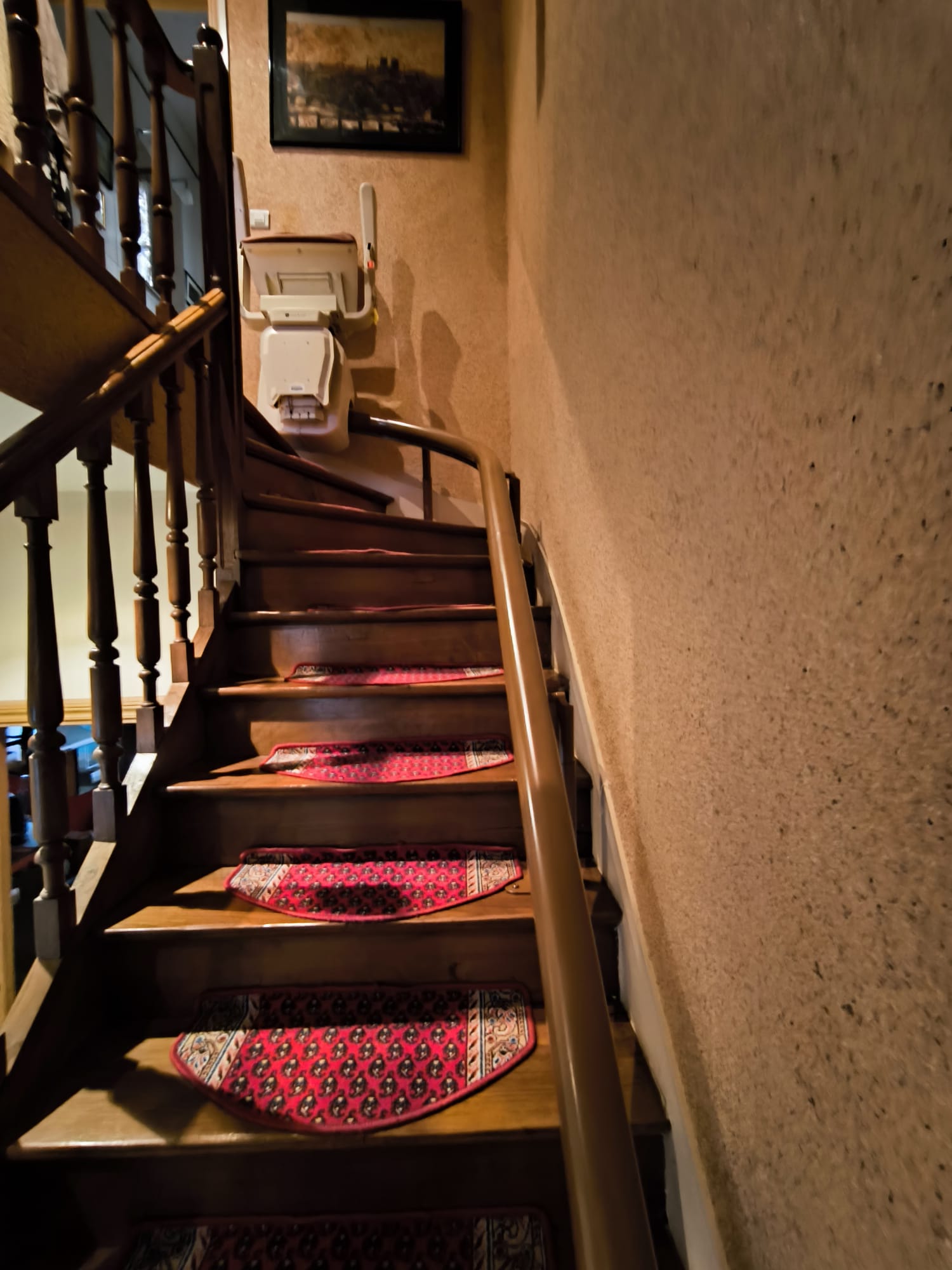 Monte-escalier sans travaux : rail longeant un escalier tournant