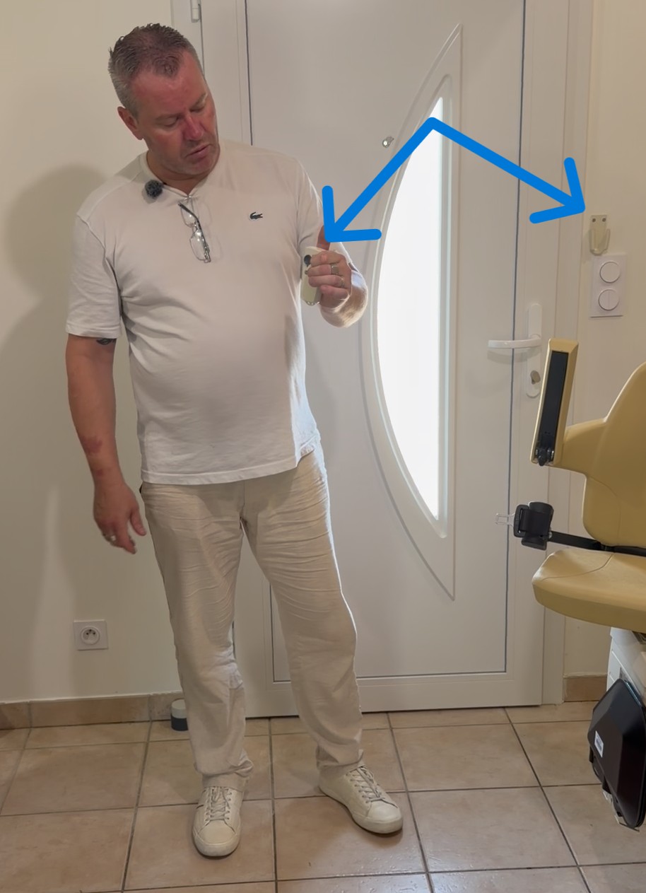 Technicien montrant l'utilisation d'une télécommande murale de monte-escalier